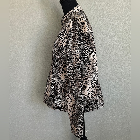 Chico’s Leopard Print Zip Utility Jacket Size 2 Cotton Stretch Large - Picture 3 of 7
